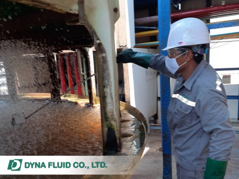 ทีมงานตรวจสอบคุณภาพน้ำโรงงานอุตสาหกรรม